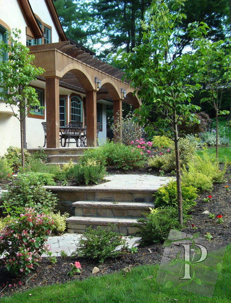 Immagine di un giardino stile shabby di medie dimensioni e dietro casa con un ingresso o sentiero e pavimentazioni in pietra naturale