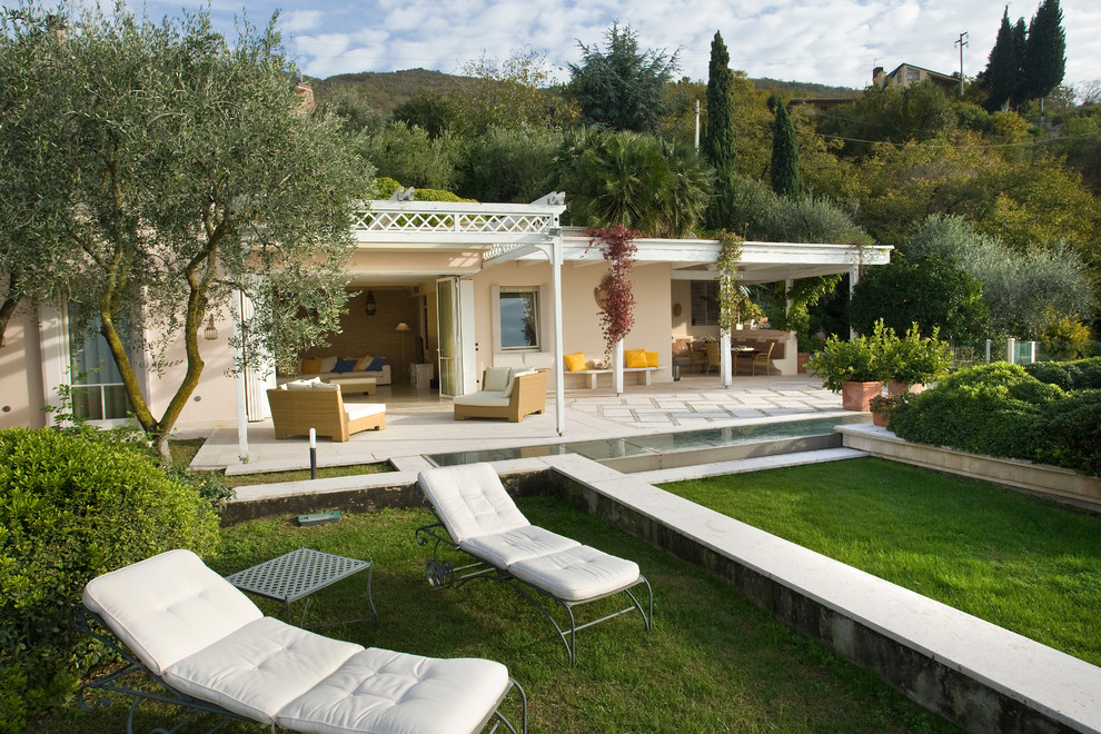 Стильный дизайн: большой участок и сад на переднем дворе в средиземноморском стиле с покрытием из каменной брусчатки - последний тренд