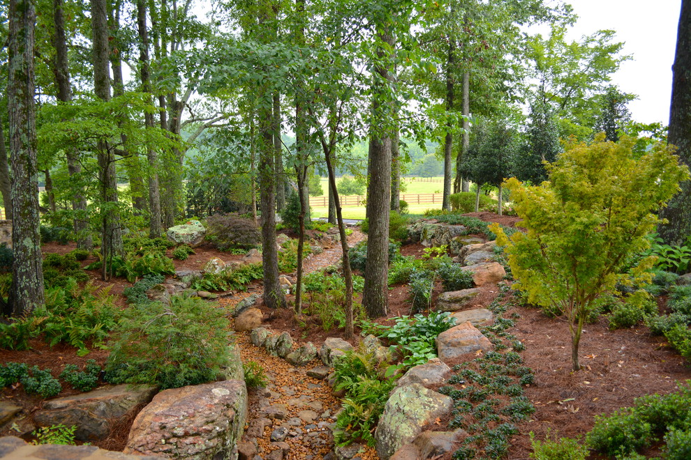 Geräumiger, Schattiger Klassischer Gartenweg im Sommer, hinter dem Haus mit Natursteinplatten in Sonstige