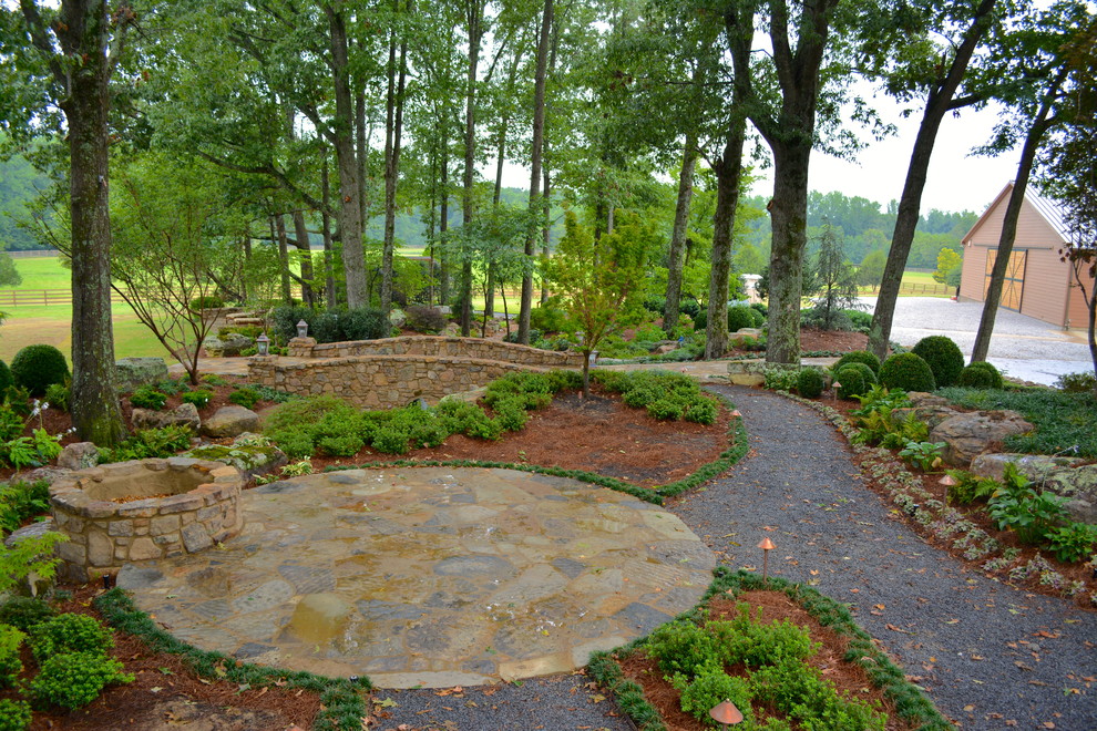 Idee per un grande giardino classico in ombra dietro casa in estate con un ingresso o sentiero e pavimentazioni in pietra naturale