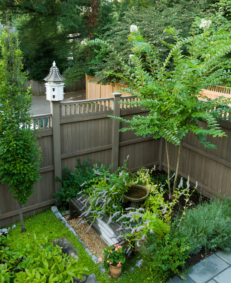 Geometrischer, Kleiner, Halbschattiger Shabby-Look Garten im Sommer, hinter dem Haus mit Natursteinplatten in Washington, D.C.