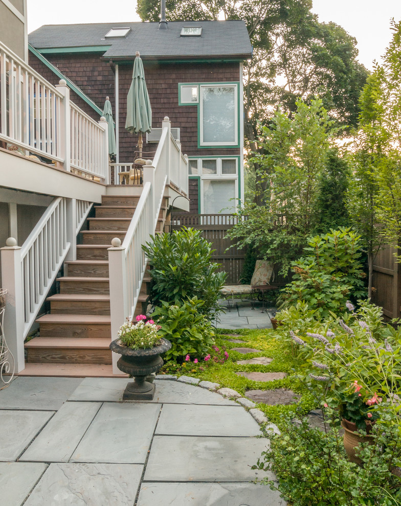 Geometrischer, Kleiner, Halbschattiger Eklektischer Gartenweg im Frühling, hinter dem Haus mit Natursteinplatten in Washington, D.C.