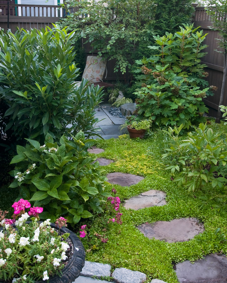 На фото: маленький весенний регулярный сад на заднем дворе в стиле шебби-шик с полуденной тенью, покрытием из каменной брусчатки и садовой дорожкой или калиткой для на участке и в саду с