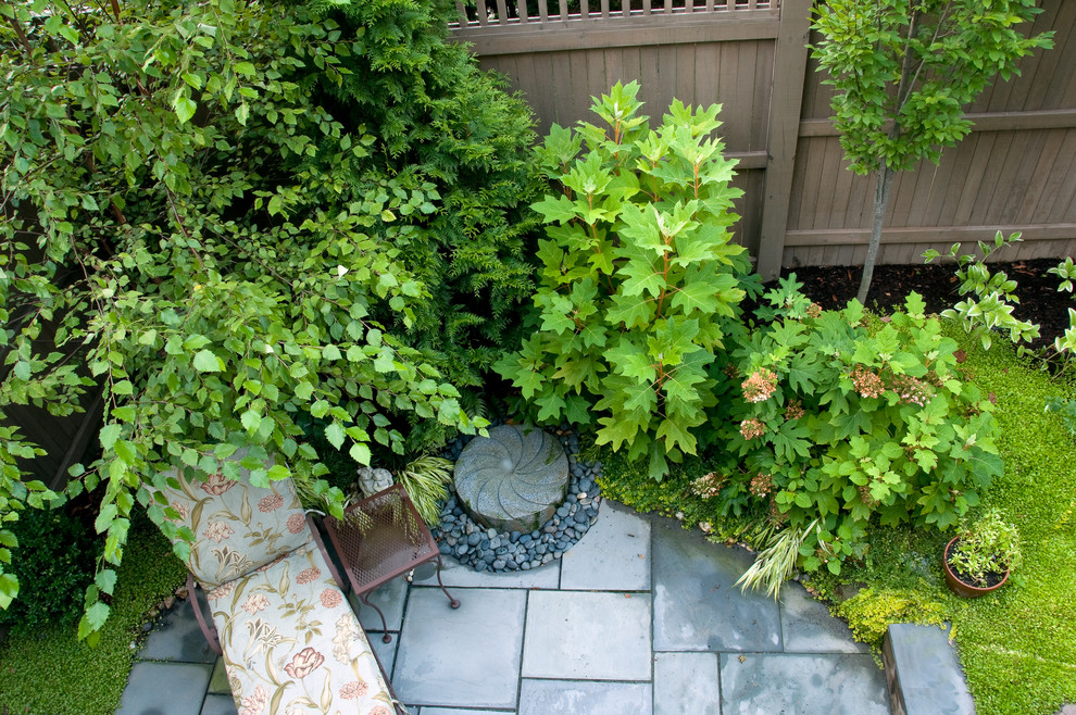 Idee per un piccolo giardino formale stile shabby esposto a mezz'ombra dietro casa in estate con pavimentazioni in pietra naturale e fontane