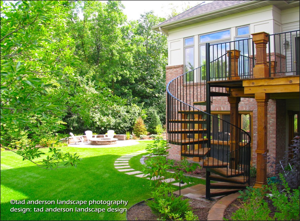Ispirazione per un giardino moderno esposto a mezz'ombra dietro casa in estate con un focolare e pavimentazioni in cemento