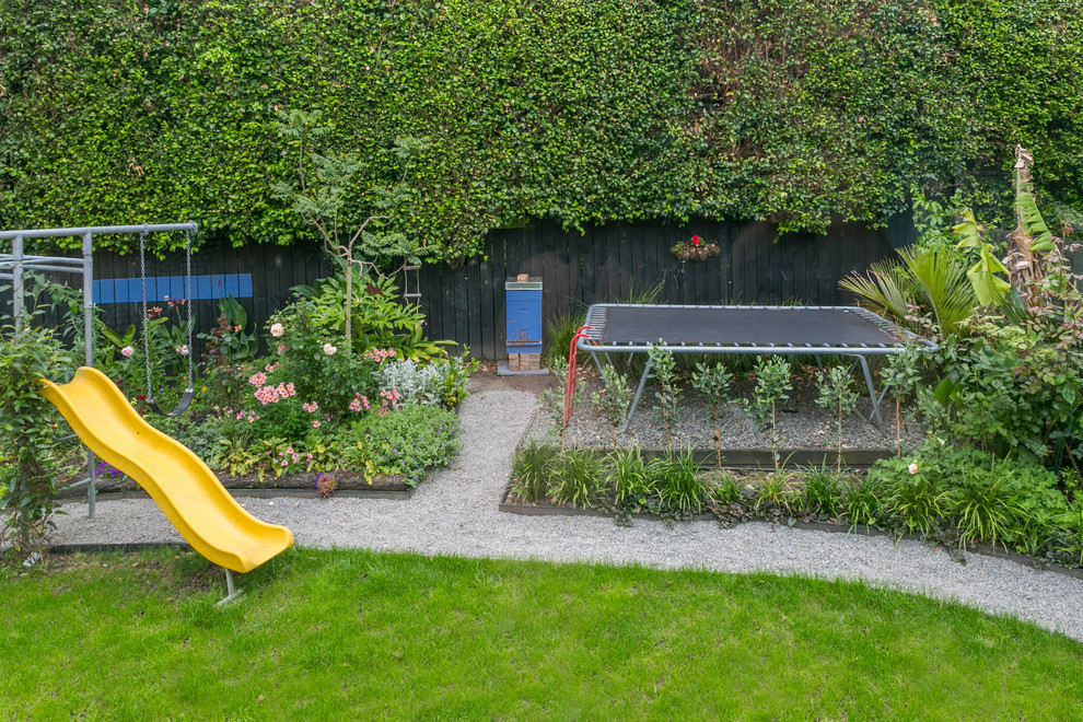 На фото: маленький солнечный, летний участок и сад на заднем дворе в стиле фьюжн с хорошей освещенностью и покрытием из гравия для на участке и в саду