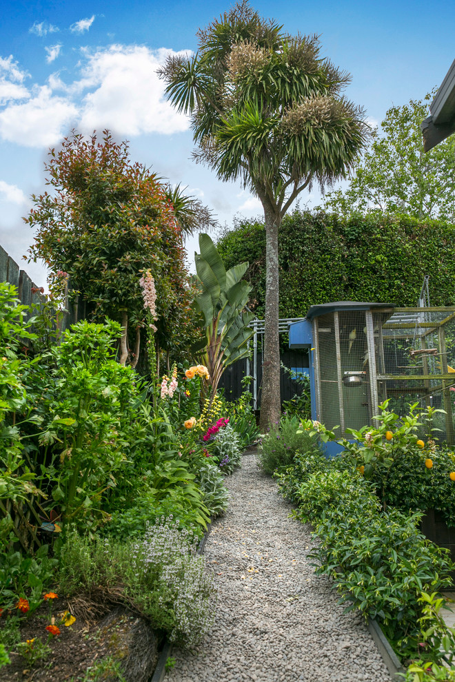 Ispirazione per un piccolo giardino eclettico esposto in pieno sole dietro casa in estate con ghiaia