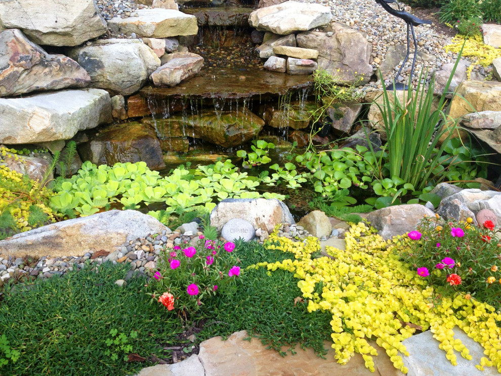 Inspiration pour un jardin arrière traditionnel de taille moyenne avec un point d'eau et une exposition partiellement ombragée.