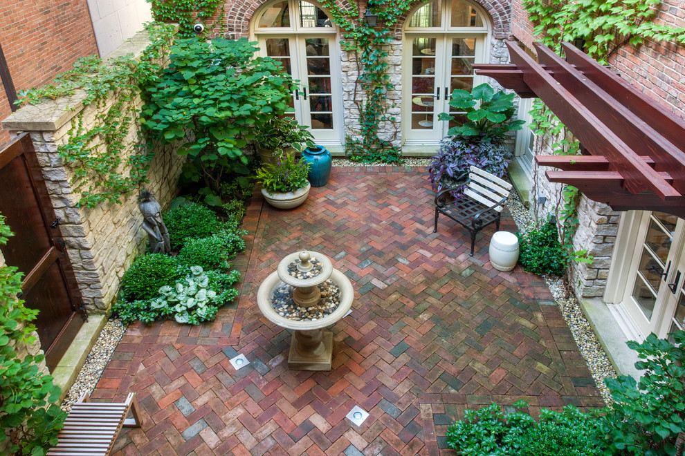 Geometrischer, Kleiner, Halbschattiger Klassischer Garten im Innenhof im Sommer in Chicago