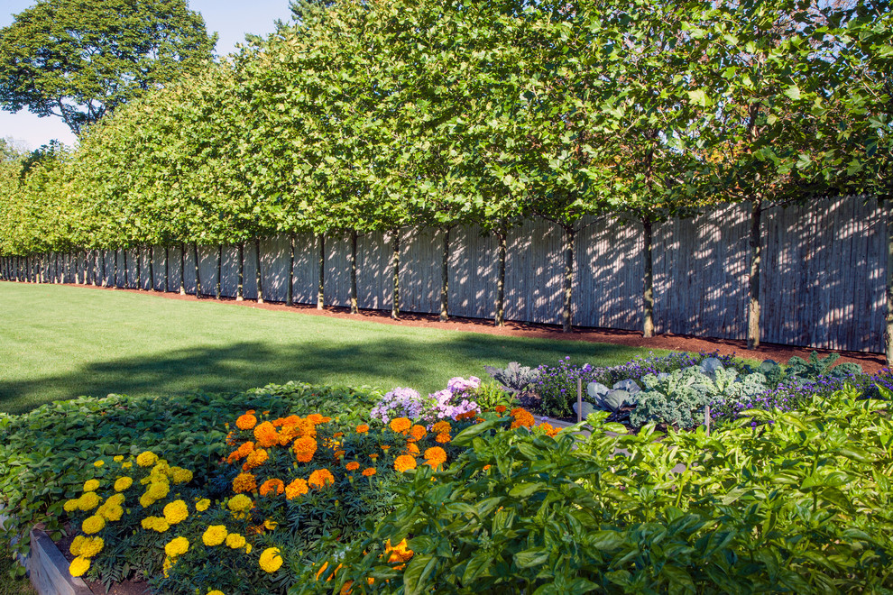 Idee per un grande giardino formale classico esposto a mezz'ombra in estate con pavimentazioni in pietra naturale