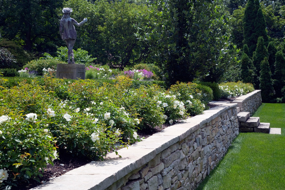 Идея дизайна: большой летний регулярный сад в классическом стиле с полуденной тенью и покрытием из каменной брусчатки