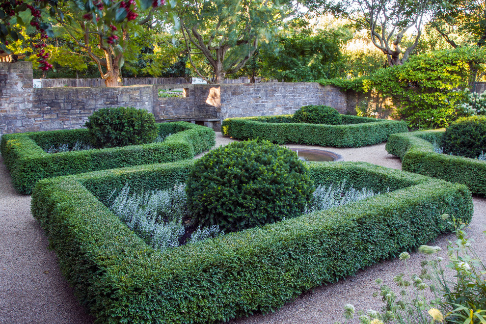 Idéer för att renovera en stor vintage formell trädgård i delvis sol på sommaren, med naturstensplattor