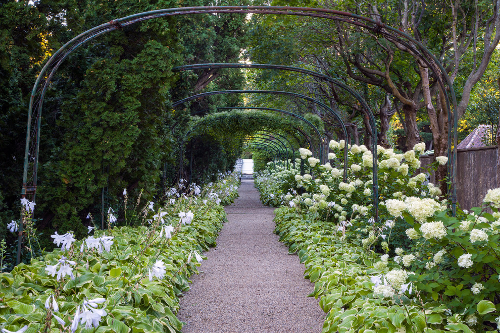Esempio di un grande giardino formale tradizionale esposto a mezz'ombra in estate con pavimentazioni in pietra naturale