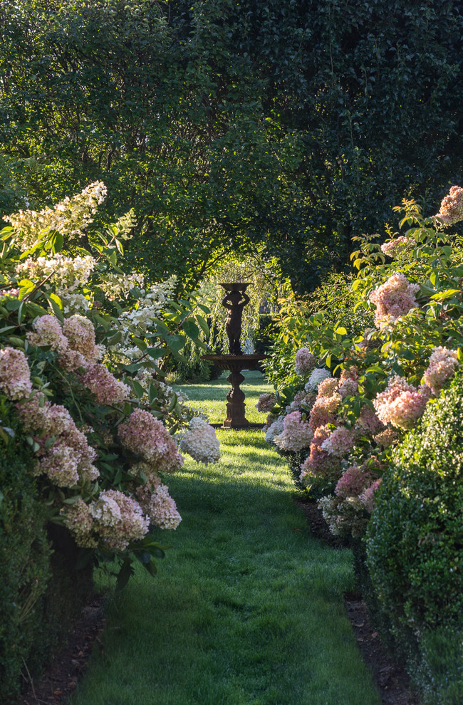 Idéer för vintage formella trädgårdar, med en fontän