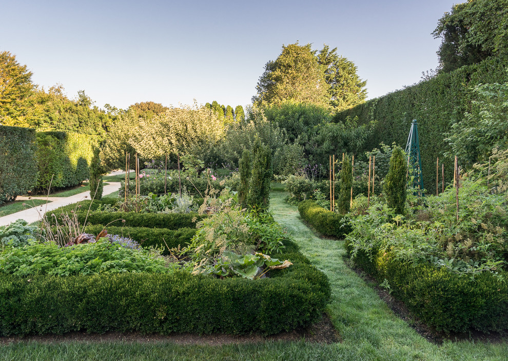 Modelo de jardín tradicional con jardín francés y huerto