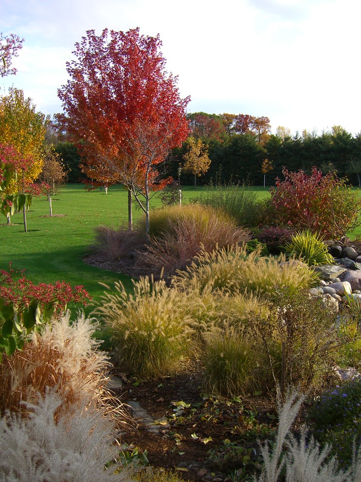 Пример оригинального дизайна: огромный участок и сад на заднем дворе в классическом стиле с полуденной тенью