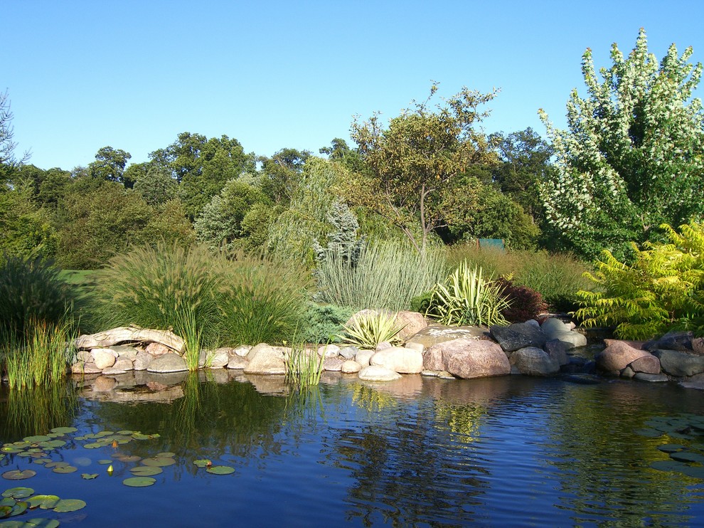 Design ideas for an expansive classic back partial sun garden in Milwaukee with a water feature.