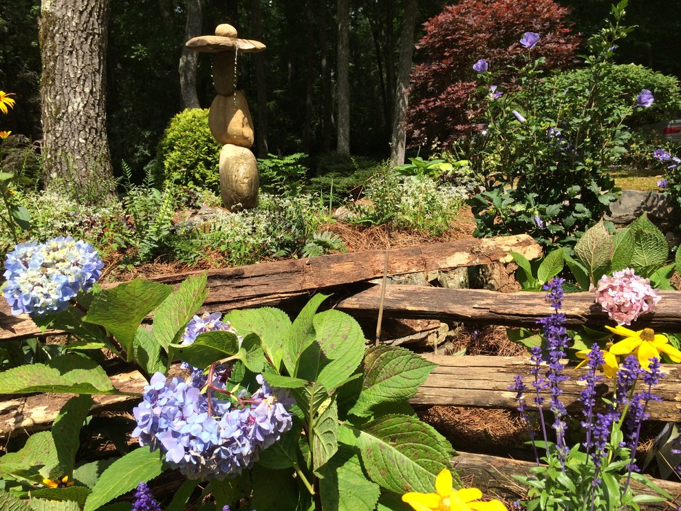 Kleine Klassische Gartenmauer im Sommer mit direkter Sonneneinstrahlung und Natursteinplatten in Atlanta
