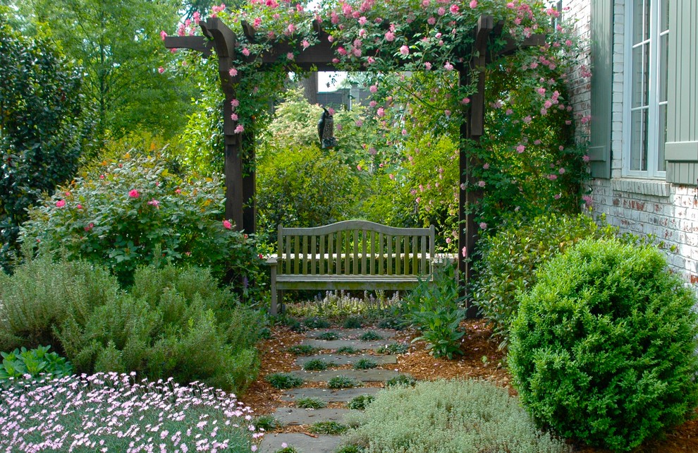 На фото: летний регулярный сад среднего размера на заднем дворе в классическом стиле с покрытием из каменной брусчатки с