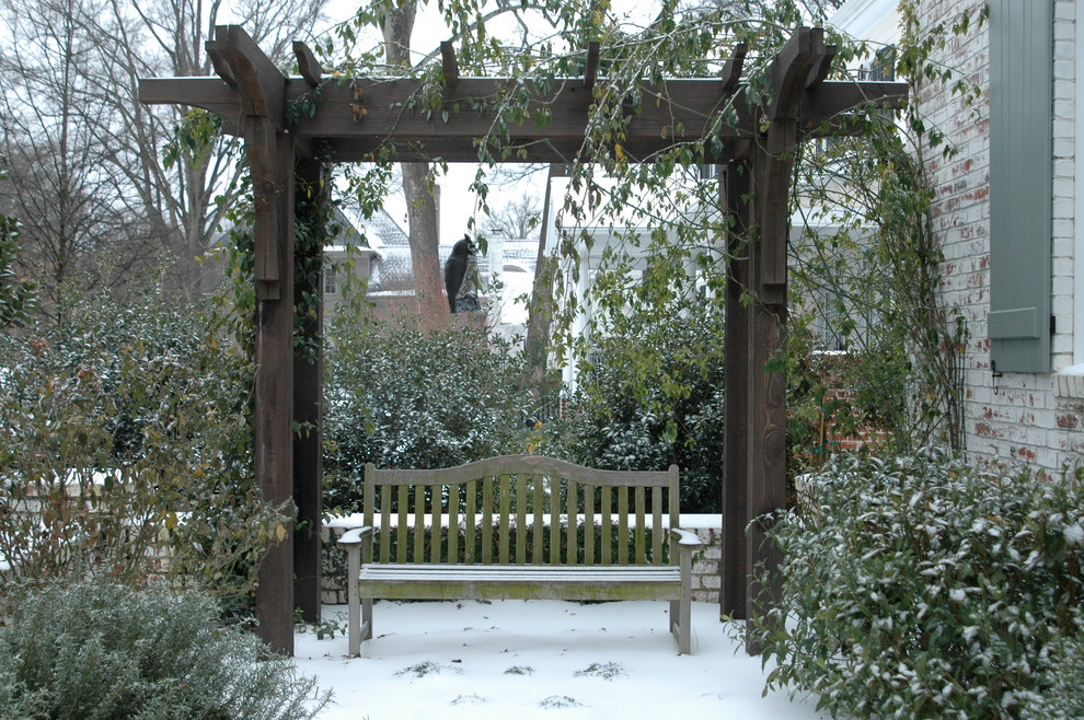 Idéer för mellanstora vintage trädgårdar på vinteren, med naturstensplattor