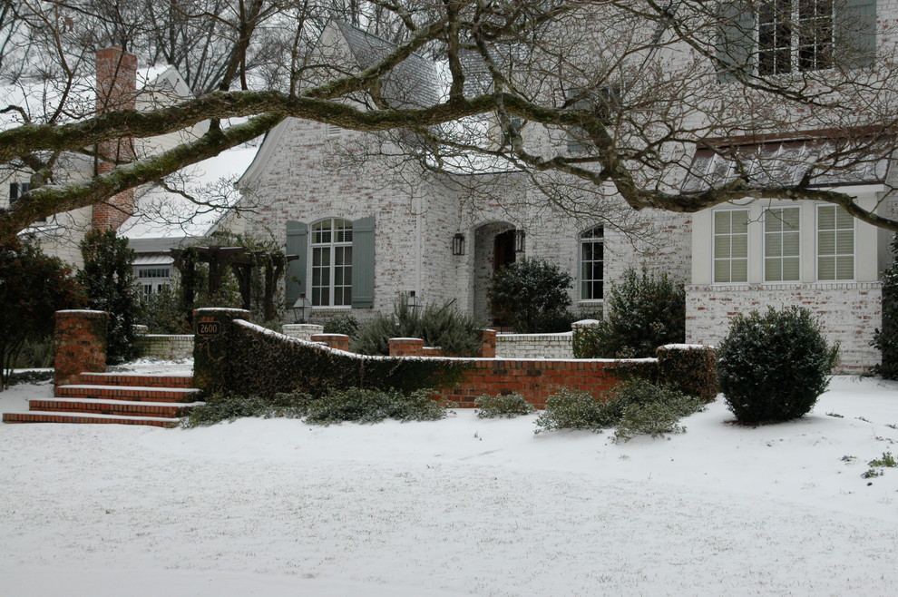 Идея дизайна: регулярный сад среднего размера, зимой на переднем дворе в классическом стиле с покрытием из каменной брусчатки