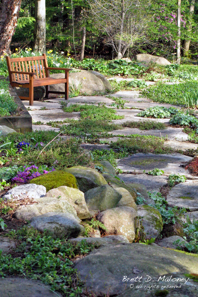 Modelo de camino de jardín de estilo americano grande en verano en patio trasero con exposición parcial al sol y adoquines de piedra natural