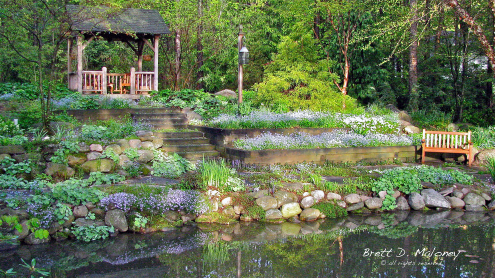 Großer, Halbschattiger Uriger Garten im Sommer, hinter dem Haus mit Natursteinplatten in Sonstige