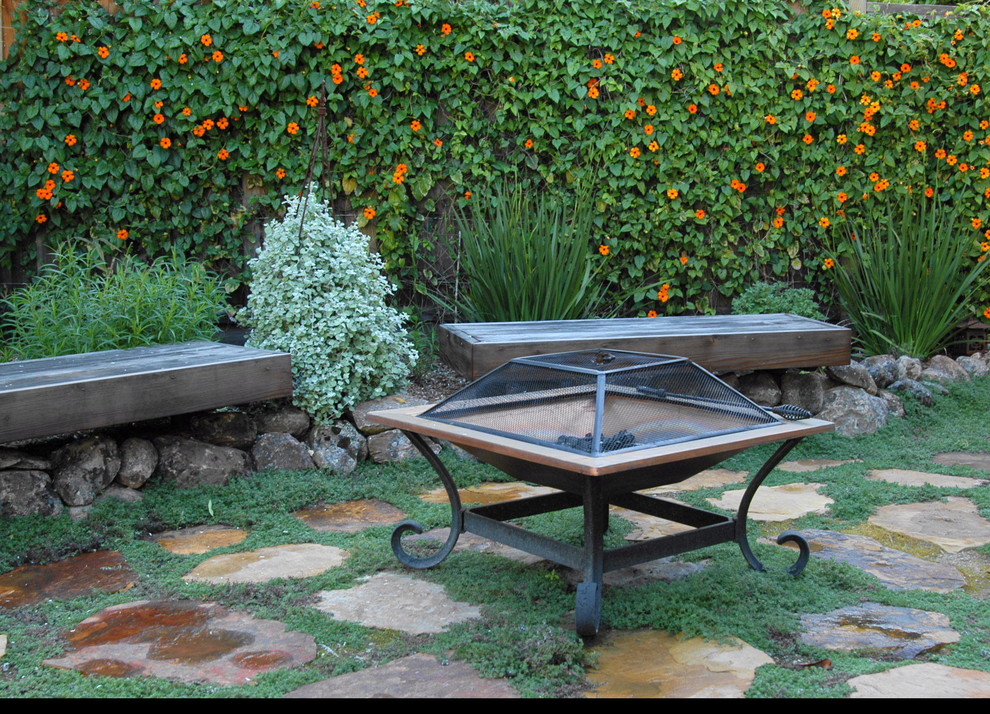 Свежая идея для дизайна: весенний огород на участке среднего размера на заднем дворе в средиземноморском стиле с полуденной тенью и покрытием из каменной брусчатки - отличное фото интерьера