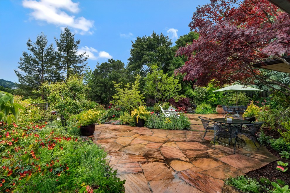 Источник вдохновения для домашнего уюта: регулярный сад среднего размера на переднем дворе в классическом стиле с садовой дорожкой или калиткой и покрытием из каменной брусчатки
