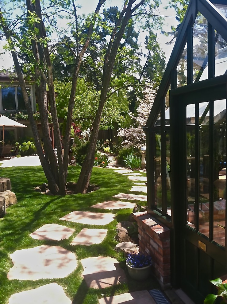 На фото: регулярный сад среднего размера на переднем дворе в классическом стиле с садовой дорожкой или калиткой и покрытием из каменной брусчатки с