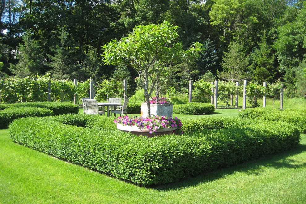 Immagine di un giardino formale chic esposto in pieno sole dietro casa in estate