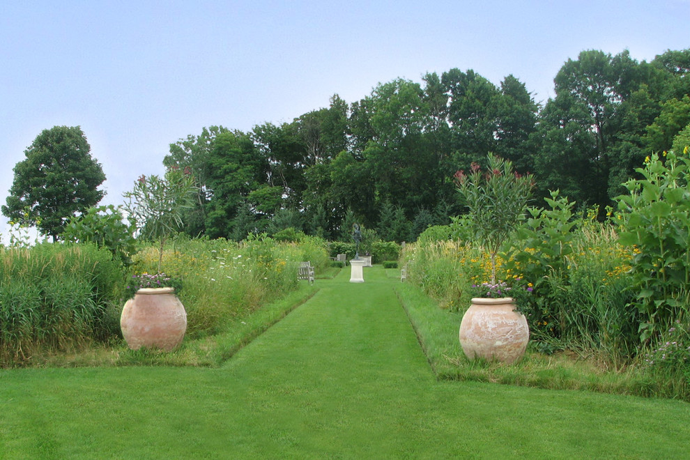 Inspiration pour un jardin à la française arrière traditionnel avec une exposition ensoleillée.