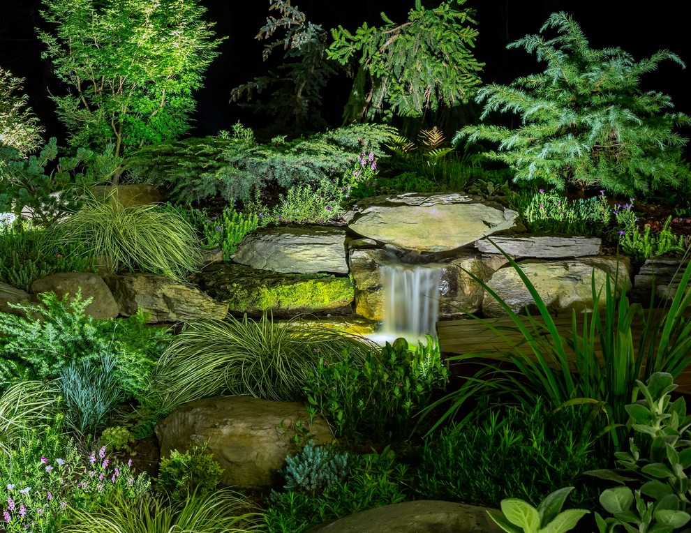 Geräumiger, Halbschattiger Rustikaler Garten hinter dem Haus mit Natursteinplatten in Sonstige
