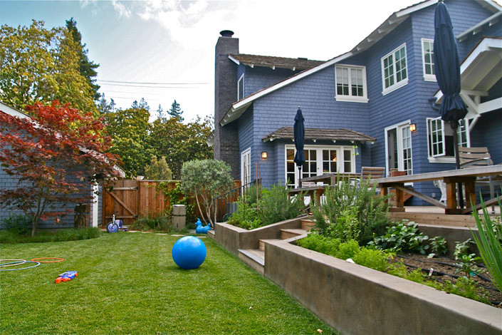 Foto di un giardino stile americano esposto in pieno sole di medie dimensioni e dietro casa in estate con pedane