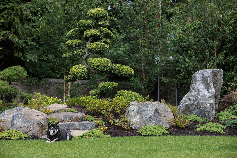 Modelo de camino de jardín asiático grande en patio trasero con jardín francés, exposición parcial al sol y adoquines de piedra natural
