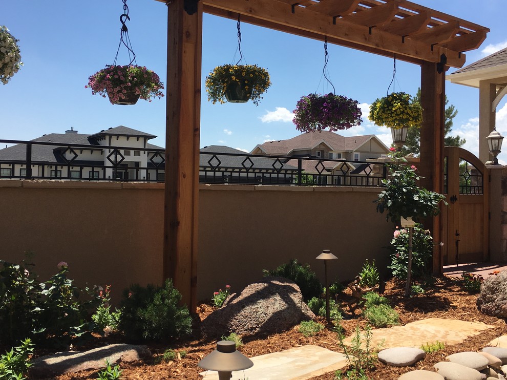 Foto di un giardino american style esposto in pieno sole in cortile con un ingresso o sentiero e pavimentazioni in pietra naturale