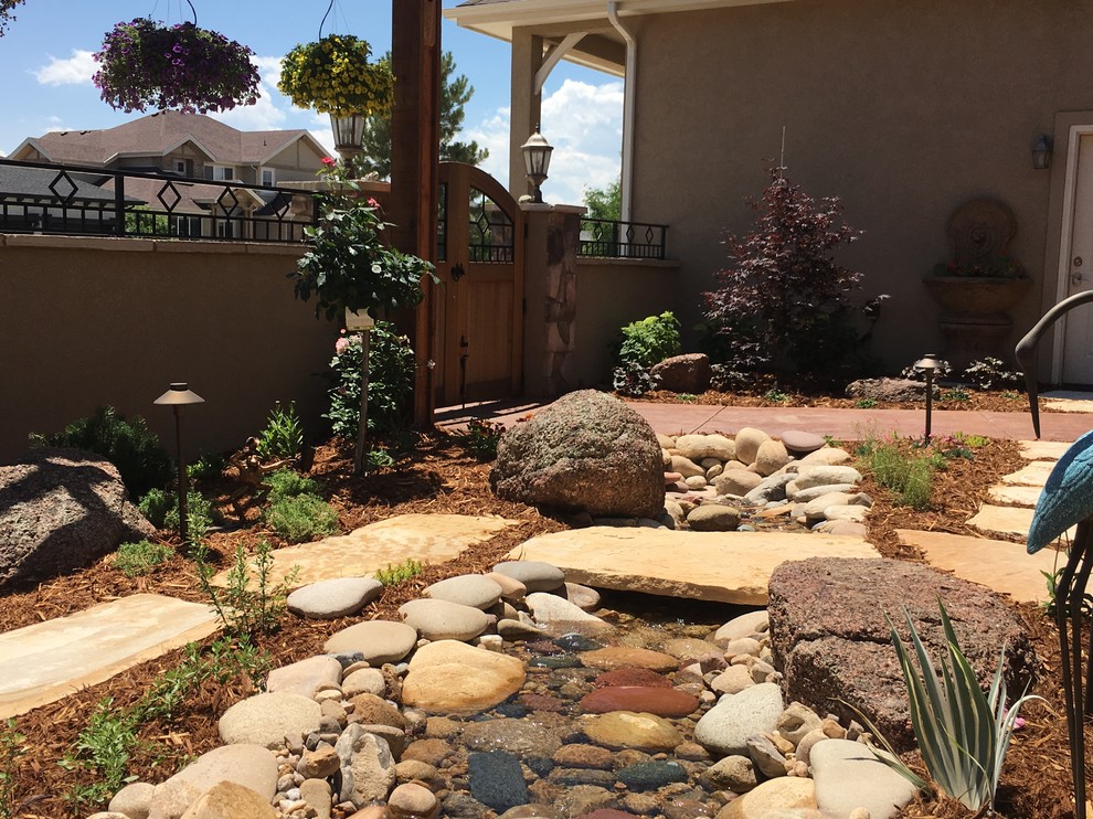 Idee per un giardino stile americano esposto in pieno sole in cortile con un ingresso o sentiero e pavimentazioni in pietra naturale