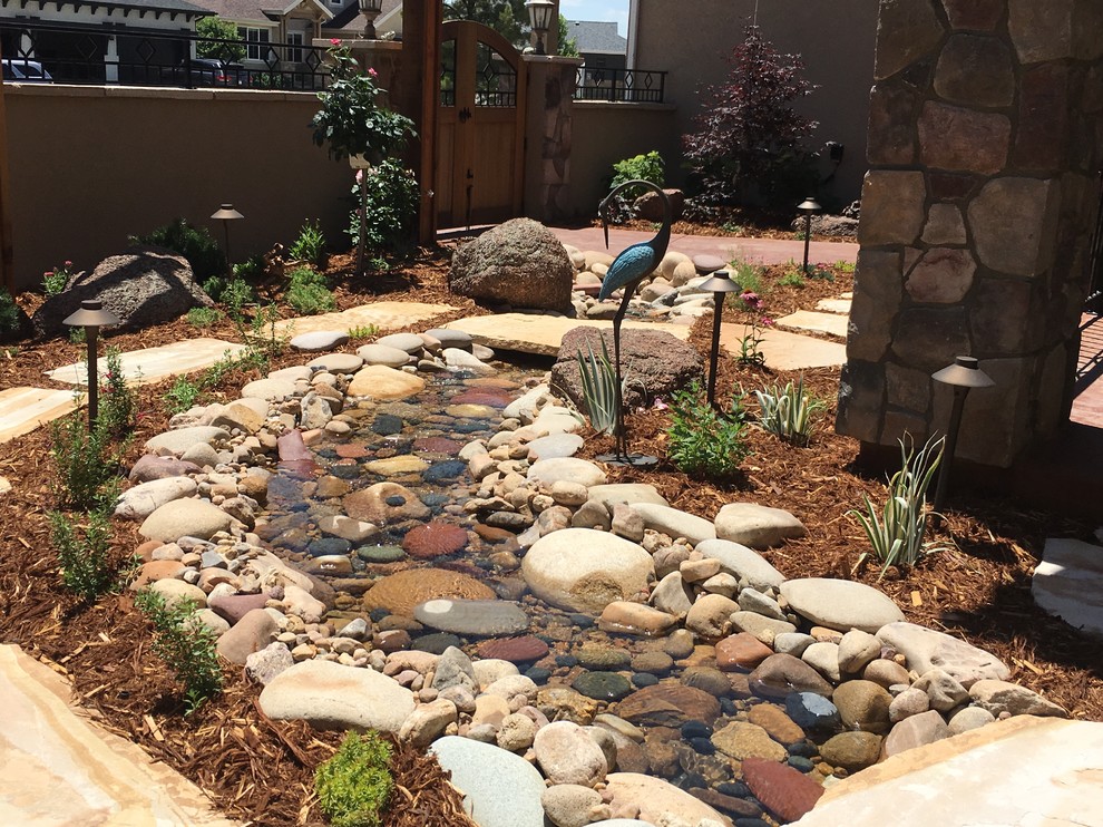 Rustikaler Garten mit direkter Sonneneinstrahlung und Natursteinplatten in Denver