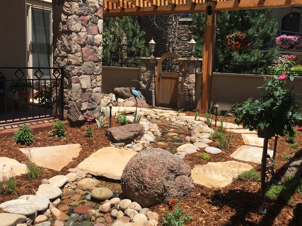 Idee per un giardino stile americano esposto in pieno sole in cortile con un ingresso o sentiero e pavimentazioni in pietra naturale