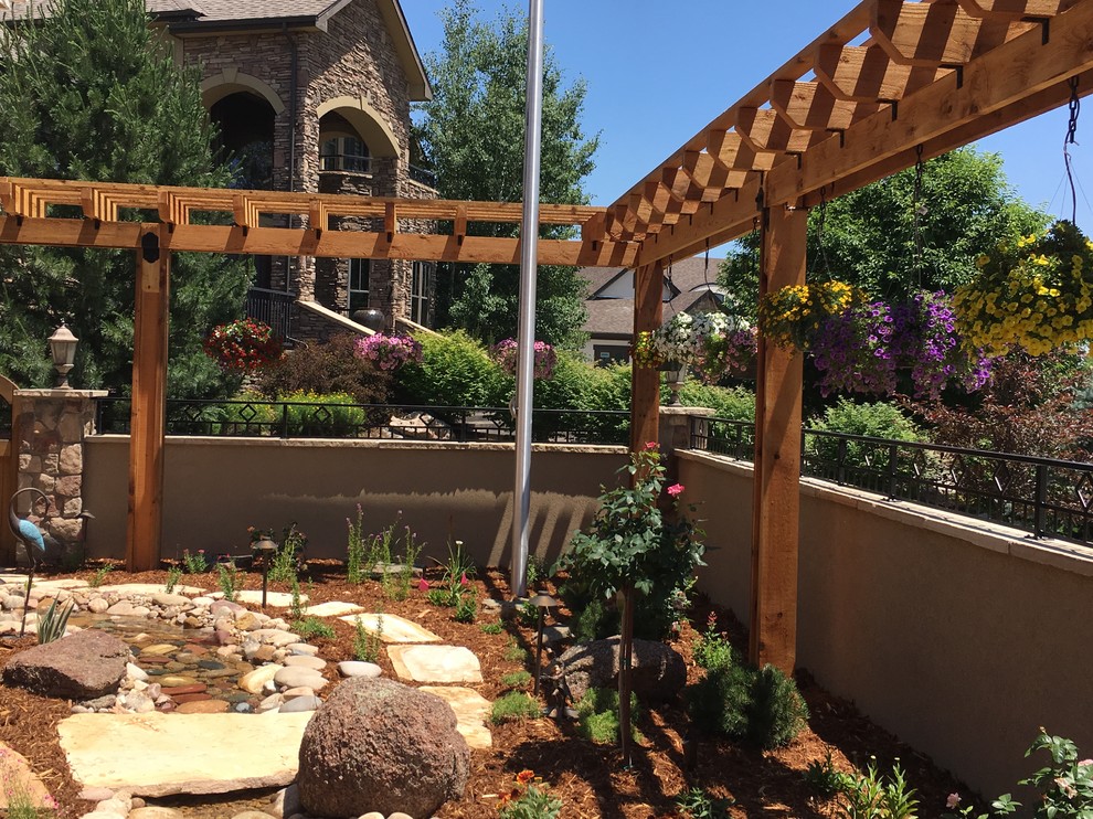 Immagine di un giardino american style esposto in pieno sole in cortile con un ingresso o sentiero e pavimentazioni in pietra naturale