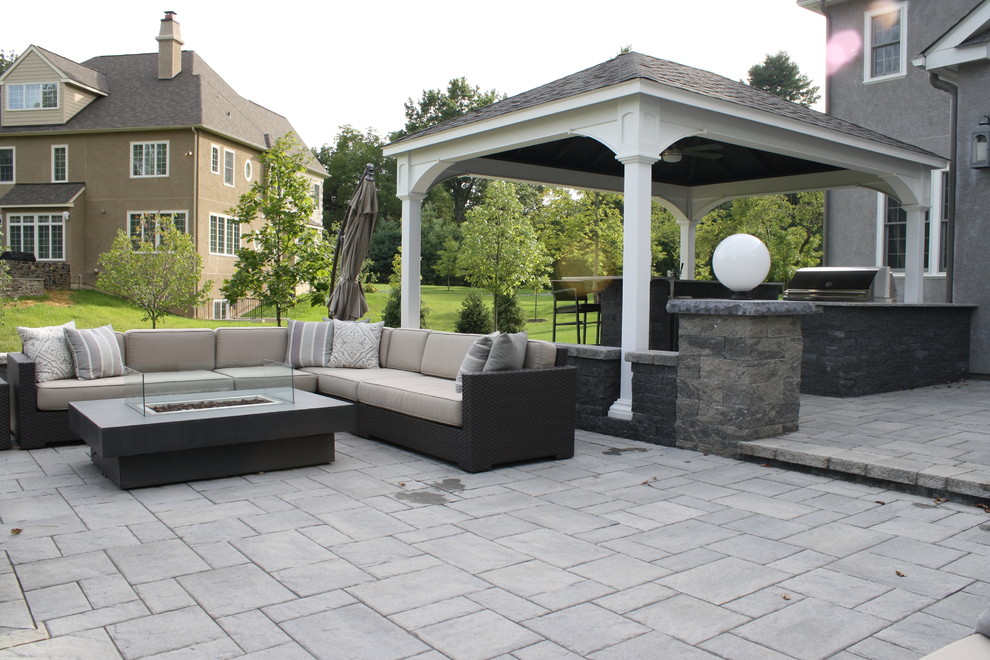 Immagine di un grande patio o portico minimalista dietro casa con pavimentazioni in cemento