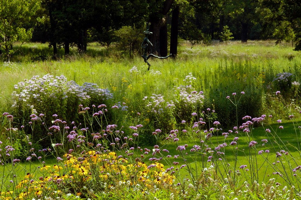 Immagine di un ampio giardino stile rurale esposto in pieno sole dietro casa in estate