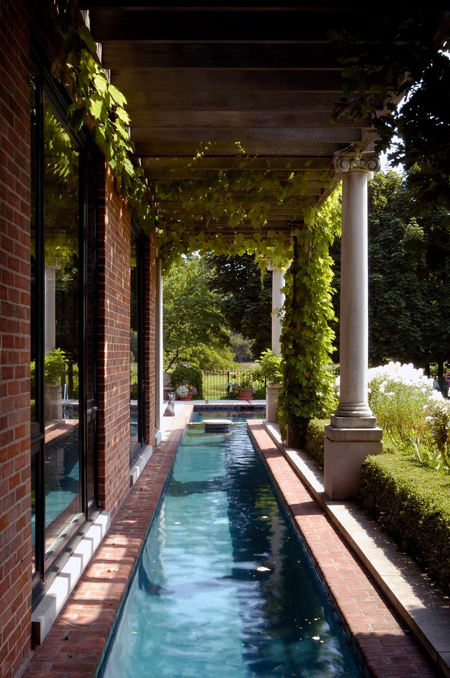 Diseño de jardín clásico en verano en patio trasero con jardín francés, exposición total al sol y adoquines de ladrillo