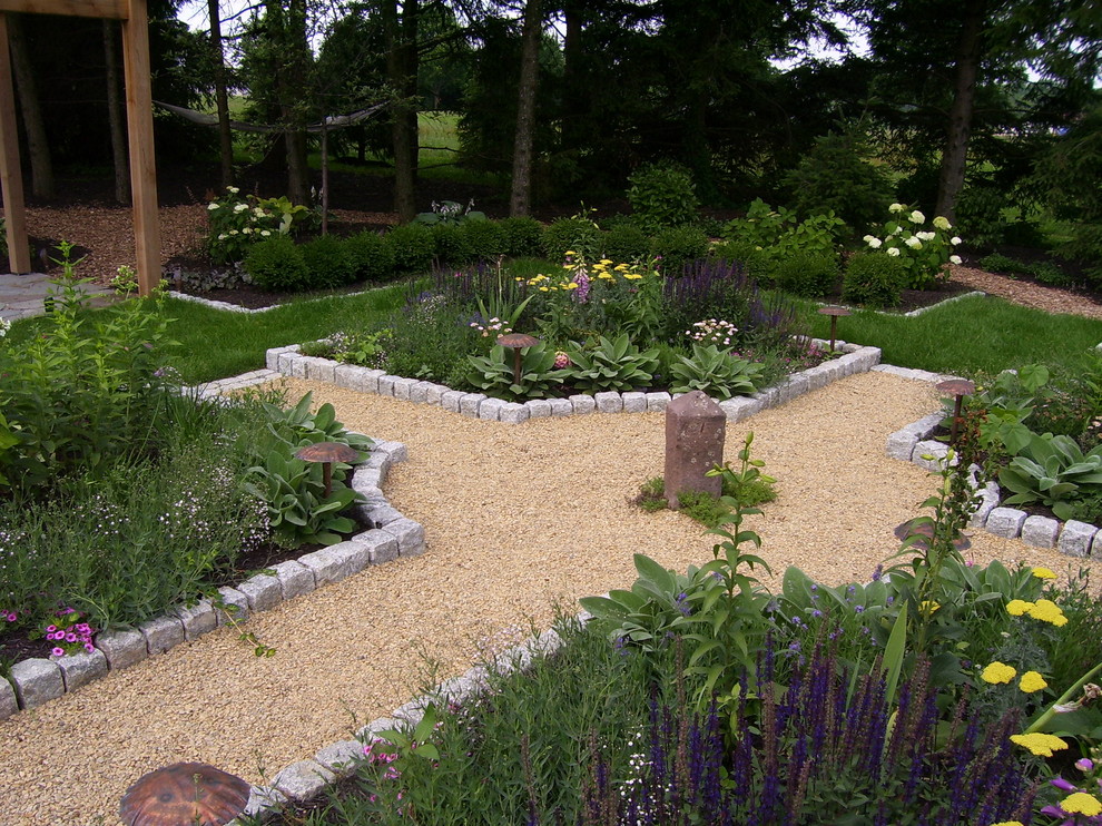 Стильный дизайн: участок и сад на заднем дворе в стиле кантри с покрытием из гравия - последний тренд