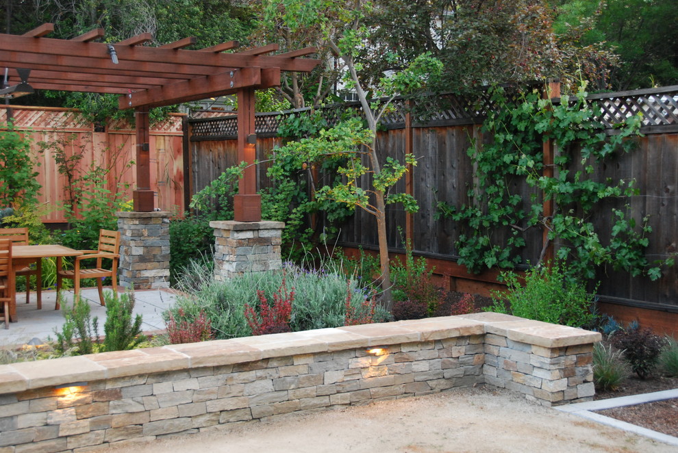 Идея дизайна: большой участок и сад на заднем дворе в стиле кантри с полуденной тенью и покрытием из гранитной крошки