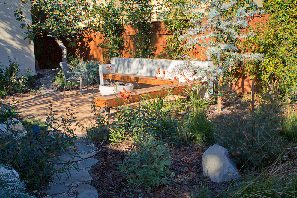 Mittelgroßer Mediterraner Garten hinter dem Haus mit Feuerstelle und Natursteinplatten in Los Angeles