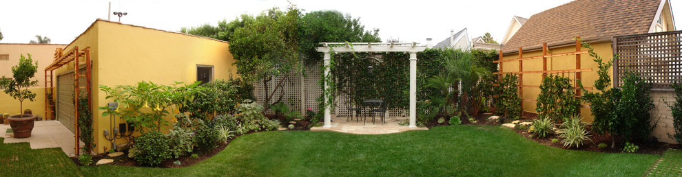 Ispirazione per un grande giardino xeriscape american style esposto in pieno sole dietro casa con pavimentazioni in cemento