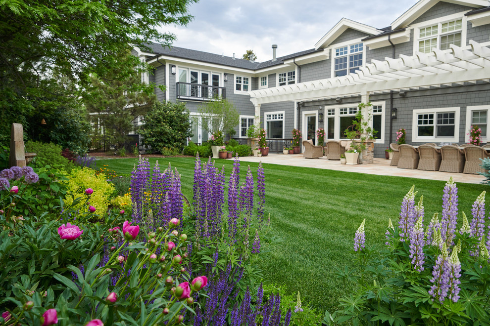 Foto di una grande aiuola stile americano dietro casa in estate con pavimentazioni in pietra naturale