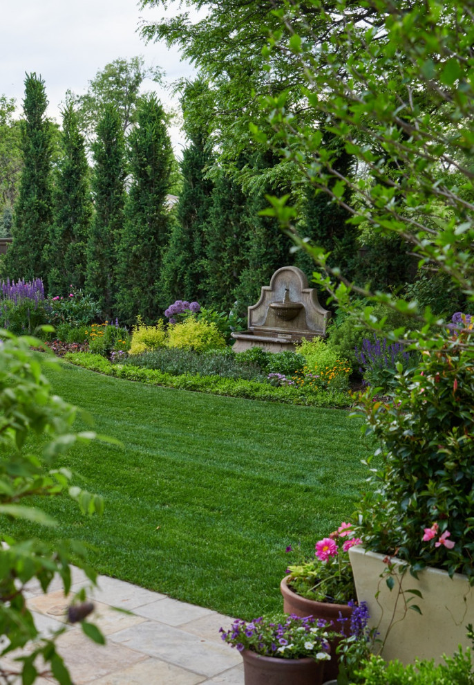 Esempio di un giardino formale american style dietro casa in estate con pavimentazioni in pietra naturale