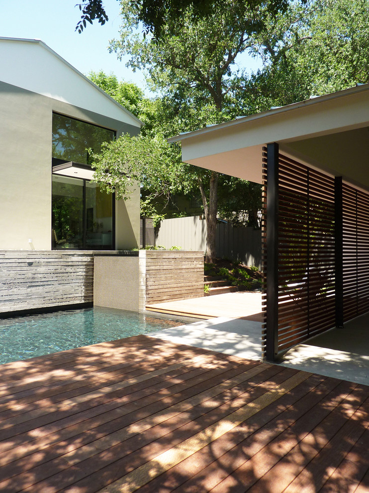 This is an example of a mid-century modern landscaping in Austin.